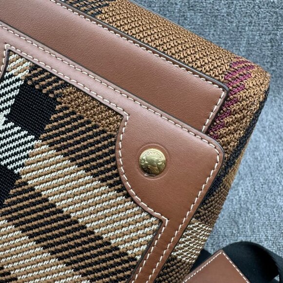 Burberry Leather Shoulder Bag 799-030325 - Picture 5 of 15